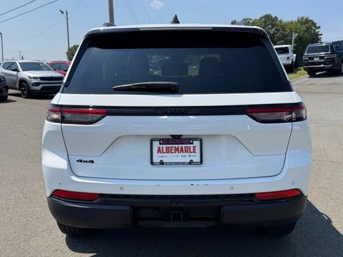 Used 2024 Jeep Grand Cherokee Altitude AWD/4WD image 4