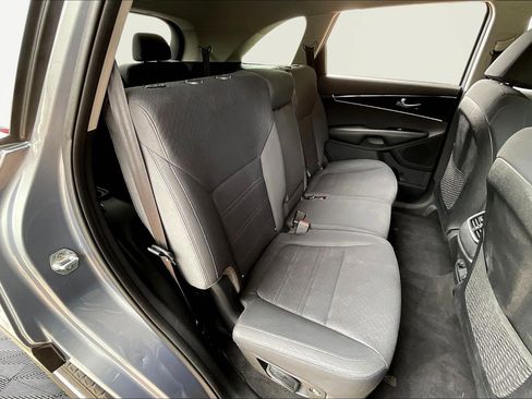 Used 2020 Kia Sorento LX image 26