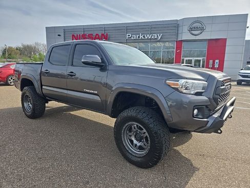 Used 2017 Toyota Tacoma TRD Sport w/ Tow Package (A/T) AWD/4WD image 1