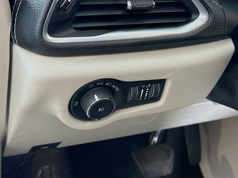 Used 2022 Chrysler Pacifica Limited FWD image 22