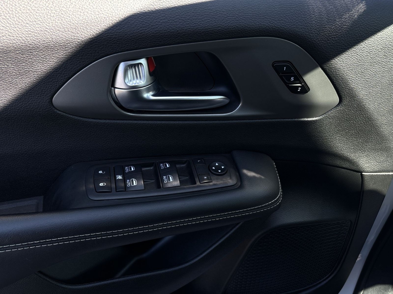 Used 2025 Chrysler Pacifica Select FWD image 15