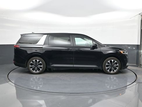 Used 2022 Kia Carnival EX image 8