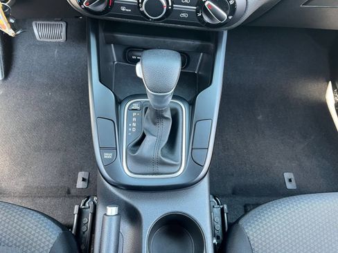 Used 2025 Kia Soul LX w/ LX Technology Package FWD image 39