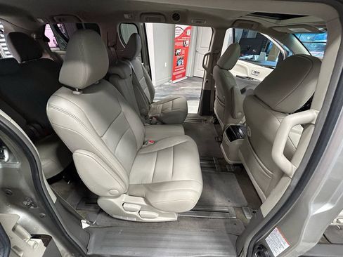 Used 2017 Toyota Sienna XLE w/ XLE Navigation Package FWD image 44
