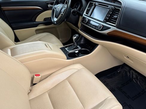 Used 2018 Toyota Highlander Limited image 17