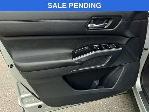Used 2023 Nissan Pathfinder SL AWD/4WD image 16