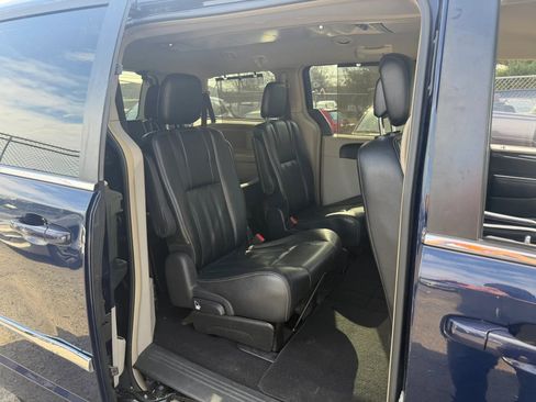 Used 2015 Chrysler Town & Country Touring image 27