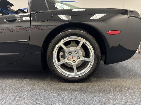 Used 2003 Chevrolet Corvette Coupe w/ Preferred Equipment Group RWD image 24