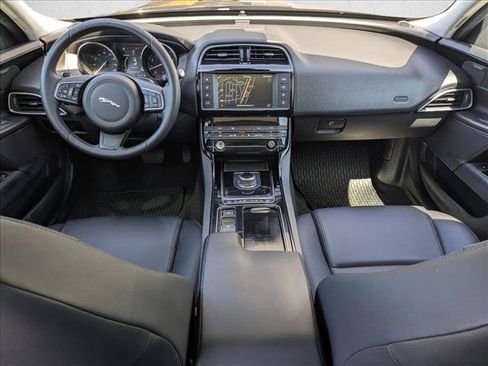 Used 2018 Jaguar XE Premium RWD image 18