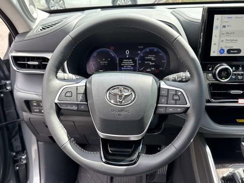 Used 2026 Toyota Highlander Platinum AWD/4WD image 19