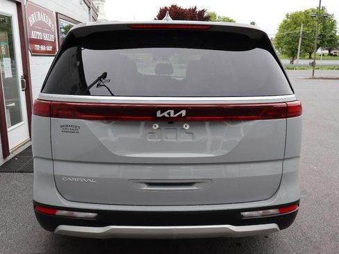 Used 2023 Kia Carnival EX FWD image 3