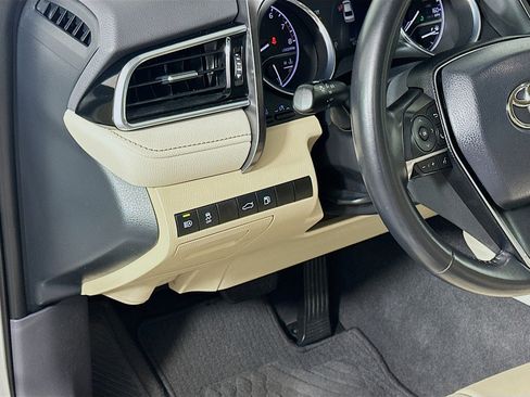 Used 2018 Toyota Camry XLE image 17