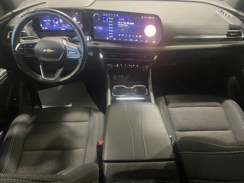 Used 2024 Chevrolet Traverse LT image 2