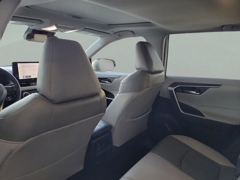 Used 2023 Toyota RAV4 XLE Premium image 8