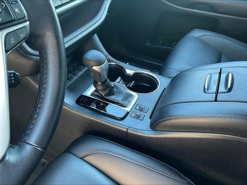 Used 2019 Toyota Highlander XLE w/ Protection Package #3 FWD image 18