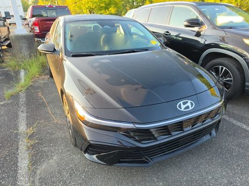 Used 2024 Hyundai Elantra SEL w/ Convenience Package FWD image 2