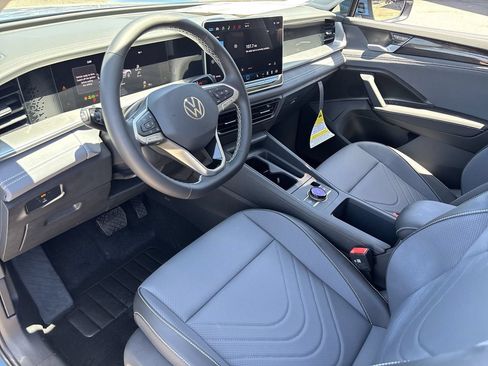New 2026 Volkswagen Tiguan SE FWD image 14