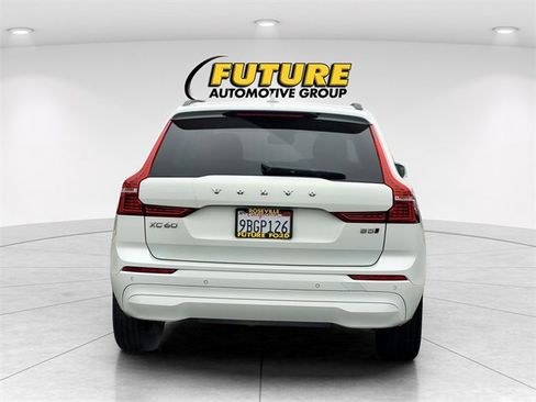 Used 2022 Volvo XC60 B5 Momentum image 5