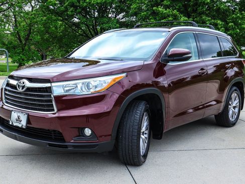 Used 2015 Toyota Highlander XLE AWD/4WD image 3