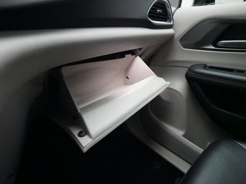 Used 2024 Chrysler Pacifica Touring-L image 30