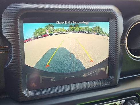 Used 2021 Jeep Wrangler Unlimited Sahara AWD/4WD image 9
