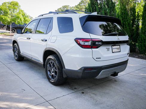 Certified 2025 Honda Pilot TrailSport image 8