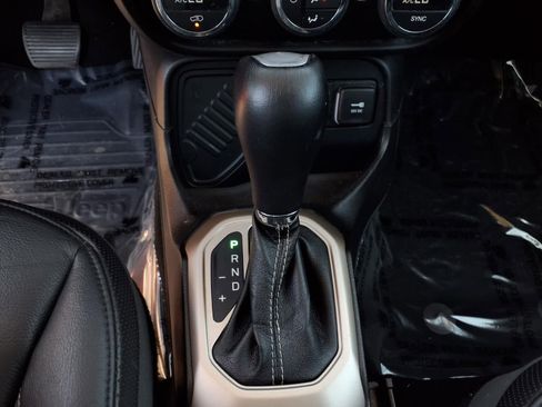 Used 2017 Jeep Renegade Limited FWD image 11