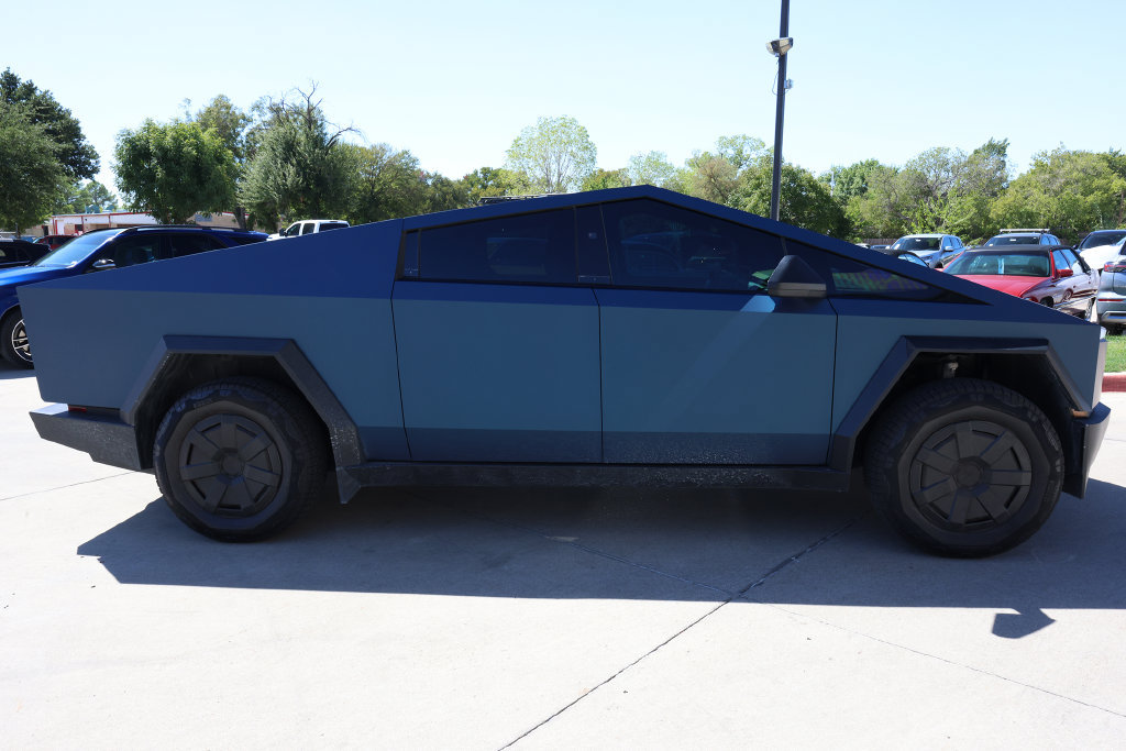 Used 2025 Tesla Cybertruck AWD Crew Cab image 4
