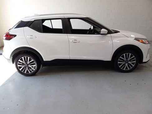 Used 2024 Nissan Kicks SV FWD image 2