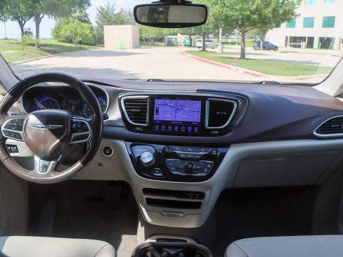 Used 2017 Chrysler Pacifica Touring-L FWD image 27