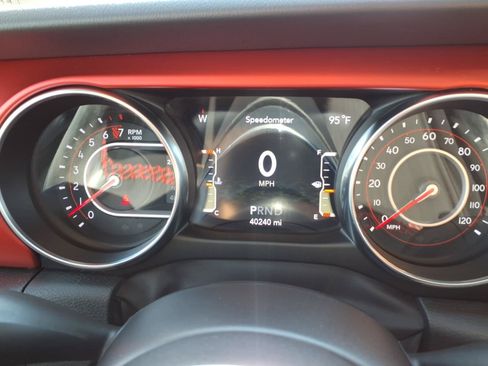 Used 2022 Jeep Wrangler Unlimited Rubicon w/ Cold Weather Group AWD/4WD image 18