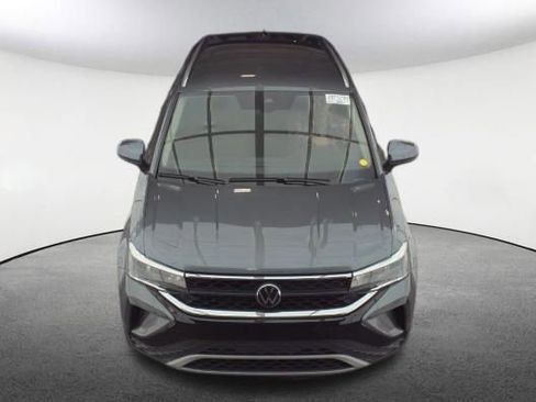 Used 2024 Volkswagen Taos SE image 2