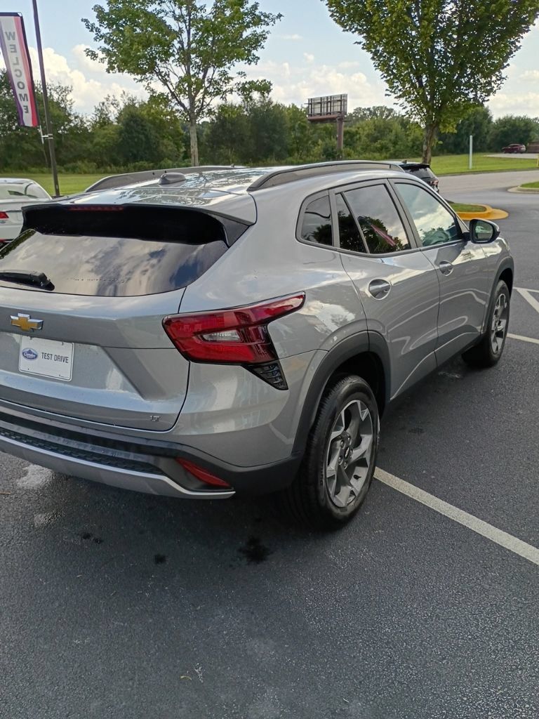 Used 2025 Chevrolet Trax LT FWD image 6
