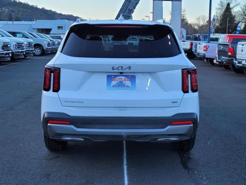 Used 2024 Kia Sorento S image 6