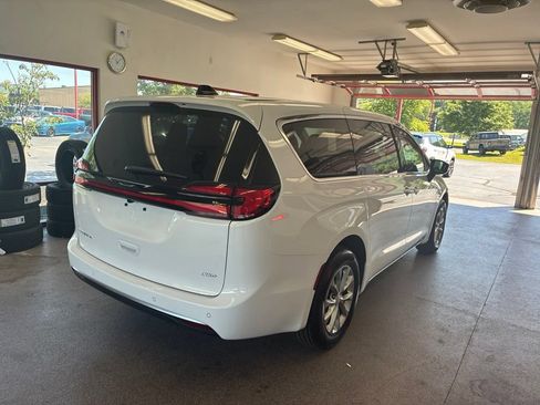 New 2027 Chrysler Pacifica Select AWD/4WD image 22