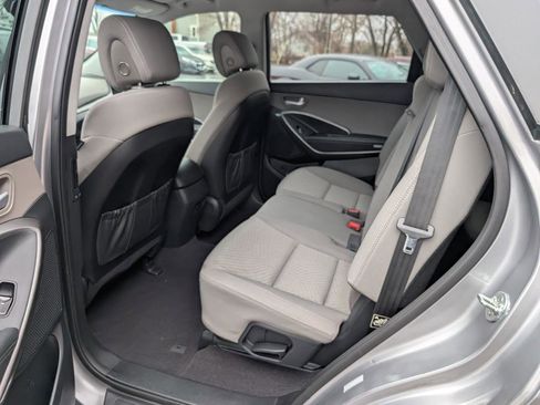 Used 2017 Hyundai Santa Fe SE image 9