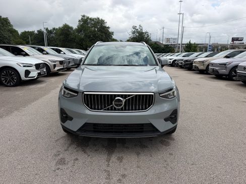 Certified 2025 Volvo XC40 B5 Plus AWD/4WD image 8