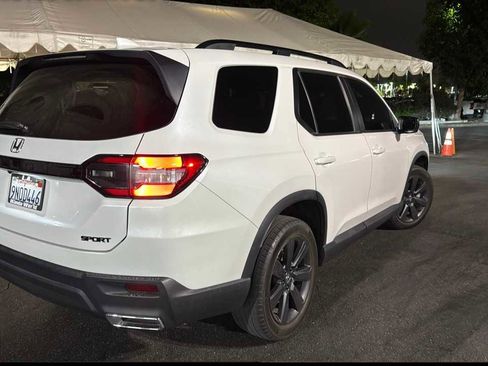 Used 2025 Honda Pilot Sport image 2