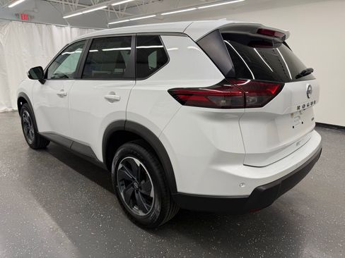 Used 2025 Nissan Rogue SV AWD/4WD image 3