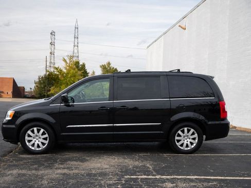 Used 2013 Chrysler Town & Country Touring FWD image 5
