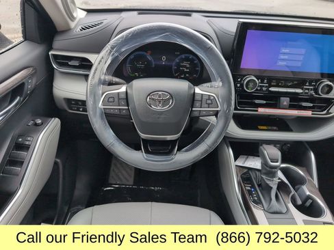 New 2026 Toyota Highlander Platinum AWD/4WD image 13