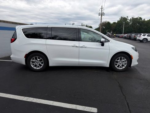 Used 2022 Chrysler Voyager LX FWD image 6