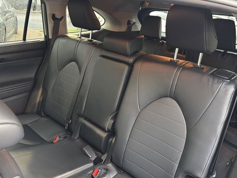 Certified 2025 Toyota Highlander XLE FWD image 32
