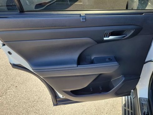 Used 2023 Toyota Highlander XLE FWD image 10