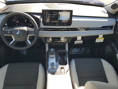 New 2025 Mitsubishi Outlander SE image 24
