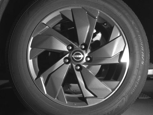 Used 2025 Nissan Rogue SV FWD image 14