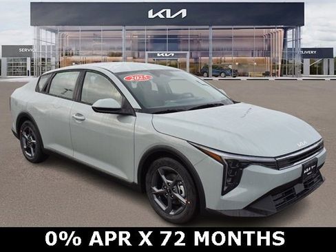 New 2025 Kia K4 LXS image 1