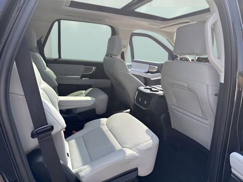 Used 2025 Ford Expedition Platinum w/ Driver's Package image 36