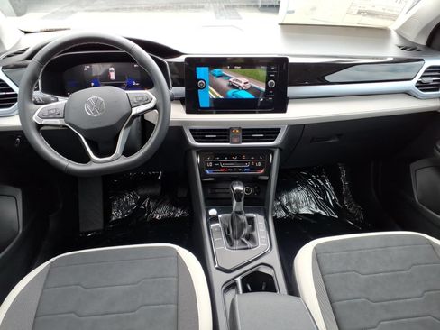 New 2026 Volkswagen Taos SE FWD image 10