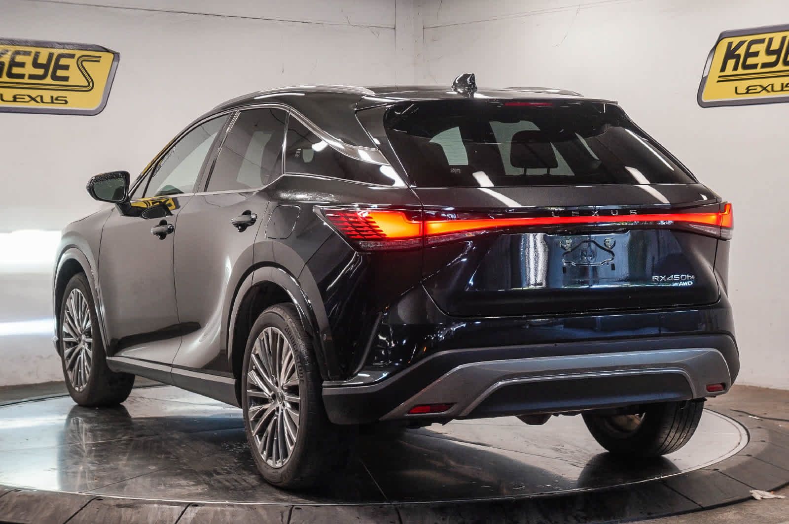 Used 2025 Lexus RX 450h AWD w/ Convenience Package image 2